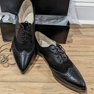 NWOT Girotti custom black-on-black pointed-toe Oxfords